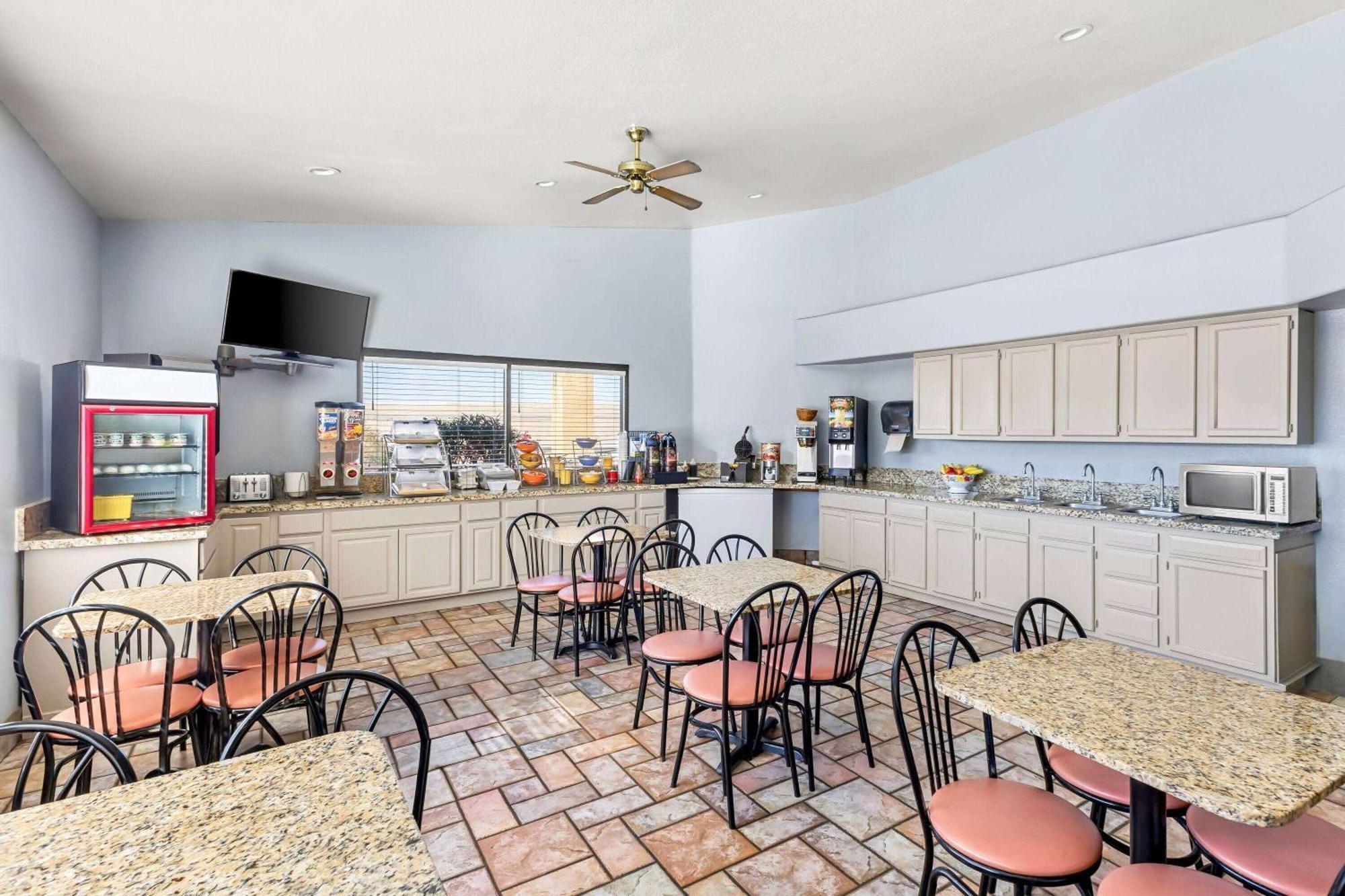 Days Inn By Wyndham Buckeye Buitenkant foto